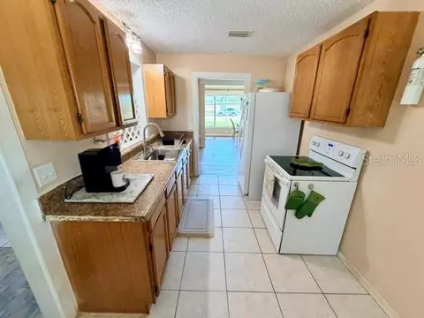 Kitchen - 420 53rd Ave E, Bradenton, FL 34203 photo 3 of 6