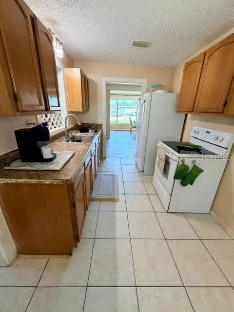 Kitchen - 420 53rd Ave E, Bradenton, FL 34203 photo 2 of 6