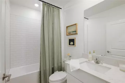 Bath - 8732 Sunset Park Trl, Parrish, FL 34219 photo 3 of 4