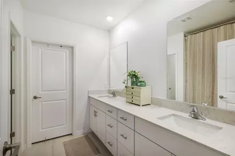 Bath - 8732 Sunset Park Trl, Parrish, FL 34219 photo 1 of 4