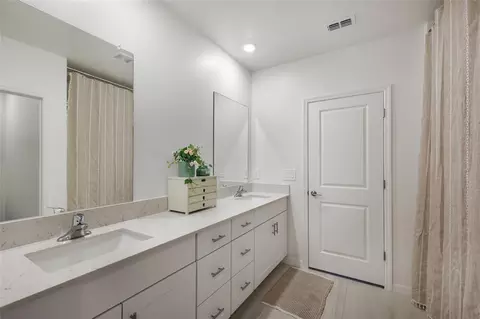 Bath - 8732 Sunset Park Trl, Parrish, FL 34219 photo 2 of 4