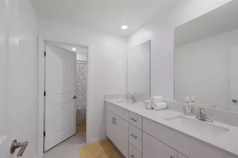 Bath - 8732 Sunset Park Trl, Parrish, FL 34219 photo 4 of 4