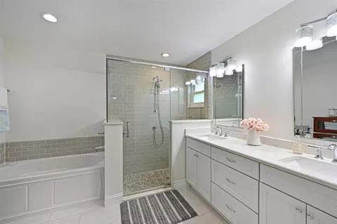 Bath - 305 Mill Run E, Bradenton, FL 34212 photo 1 of 2