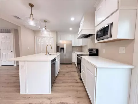 Kitchen - 1427 Murillo Loop, Ruskin, FL 33570 photo 2 of 2