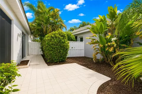 Exterior - 8644 54th Avenue Cir E, Bradenton, FL 34211 photo 10 of 17