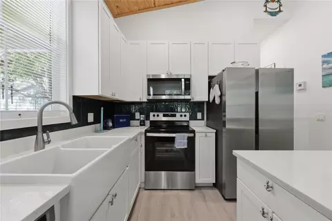 Kitchen - 559 18th St E, Bradenton, FL 34208 photo 2 of 6