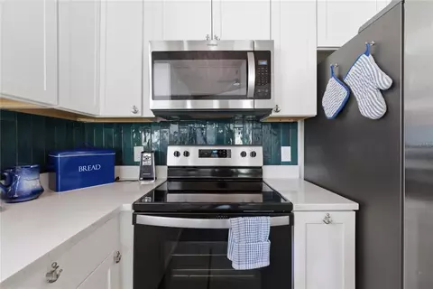 Kitchen - 559 18th St E, Bradenton, FL 34208 photo 4 of 6
