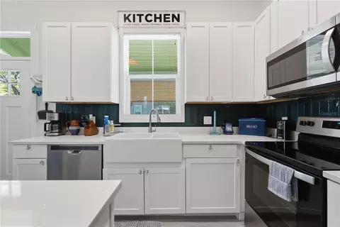 Kitchen - 559 18th St E, Bradenton, FL 34208 photo 3 of 6