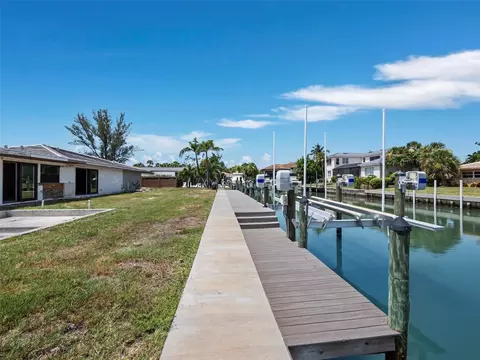 Exterior - 525 Sloop Ln, Longboat Key, FL 34228 photo 4 of 5