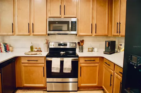 Kitchen - 5501 Sabal Dr, Saint Cloud, FL 34771 photo 4 of 6