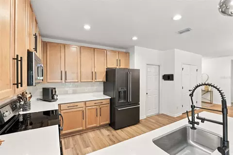 Kitchen - 5501 Sabal Dr, Saint Cloud, FL 34771 photo 4 of 5