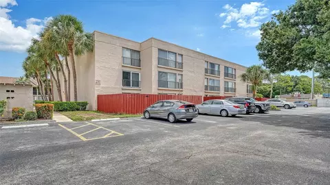2763 Woodgate Ln #104, Sarasota, FL 34231
