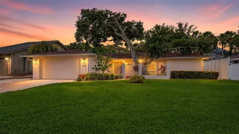 734 Birdsong Ln, Sarasota, FL 34242
