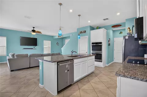 Kitchen - 8715 Sunshower Pl, Parrish, FL 34219 photo 3 of 6