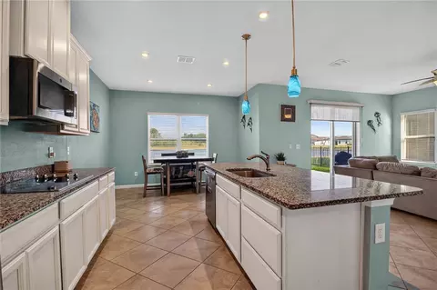 Kitchen - 8715 Sunshower Pl, Parrish, FL 34219 photo 4 of 6
