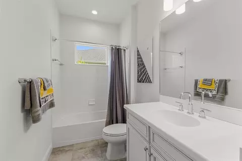 Bath - 13840 Old Creek Ct, Parrish, FL 34219 photo 3 of 3