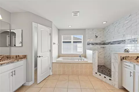 Bath - 5224 58th Ter E, Bradenton, FL 34203 photo 1 of 7