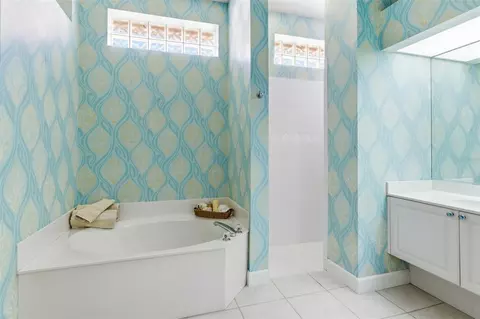 Bath - 8762 52nd Ave E, Bradenton, FL 34211 photo 2 of 4
