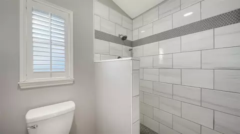 Bath - 602 137th St E, Bradenton, FL 34212 photo 2 of 3