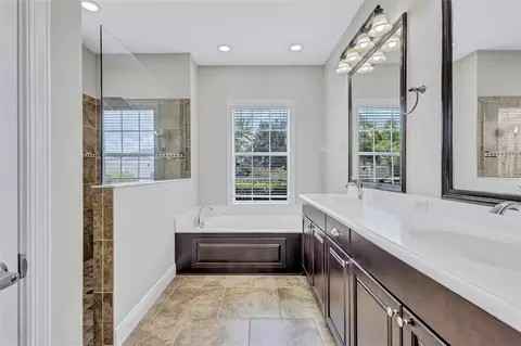 Bath - 1436 Hickory View Cir, Parrish, FL 34219 photo 3 of 6