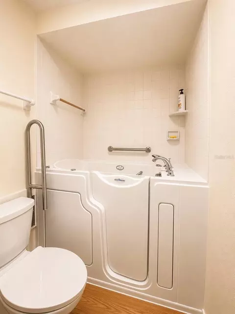 Bath - 5530 37th St E, Bradenton, FL 34203 photo 2 of 3