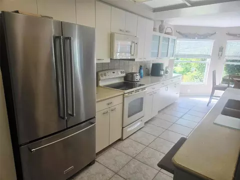 Kitchen - 4236 Pro Am Ave E, Bradenton, FL 34203 photo 4 of 7