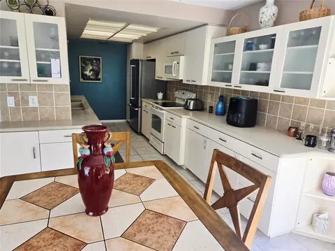 Kitchen - 4236 Pro Am Ave E, Bradenton, FL 34203 photo 6 of 7