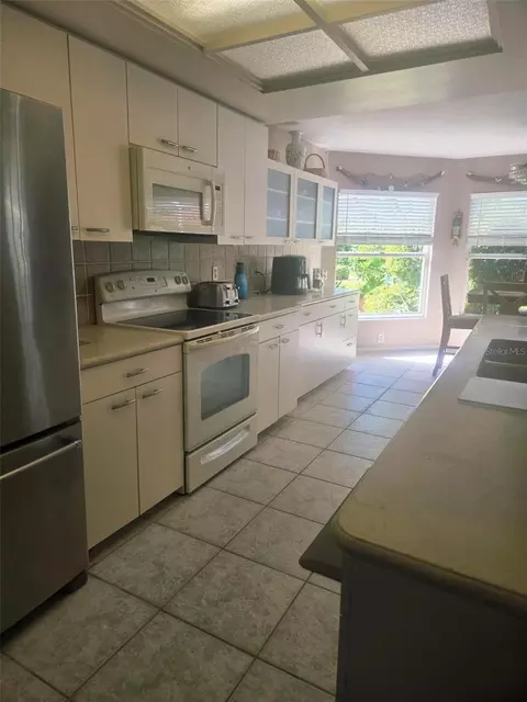 Kitchen - 4236 Pro Am Ave E, Bradenton, FL 34203 photo 5 of 7