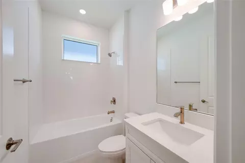 Bath - 3673 142nd Ter E, Parrish, FL 34219 photo 4 of 5
