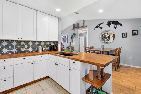 Kitchen - 5610 33rd Ln E, Bradenton, FL 34203 photo 6 of 6