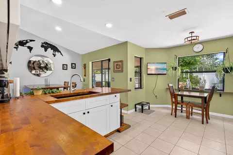 Kitchen - 5610 33rd Ln E, Bradenton, FL 34203 photo 5 of 6