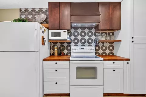 Kitchen - 5610 33rd Ln E, Bradenton, FL 34203 photo 3 of 6