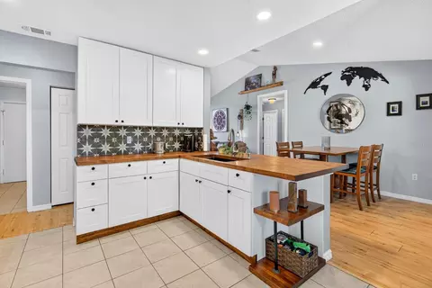 Kitchen - 5610 33rd Ln E, Bradenton, FL 34203 photo 4 of 6