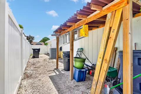 Exterior - 5610 33rd Ln E, Bradenton, FL 34203 photo 8 of 15