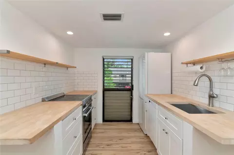 Kitchen - 701 Pine Run Dr #701, Osprey, FL 34229 photo 3 of 4