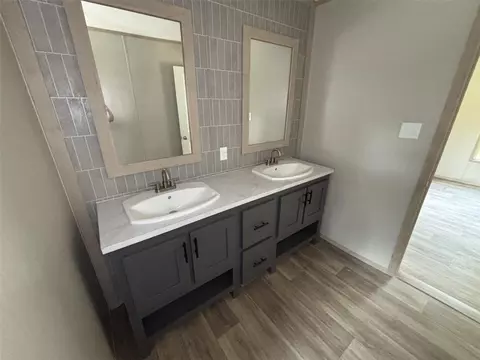 Bath - 175 Smith St, Mulberry, FL 33860 photo 2 of 7