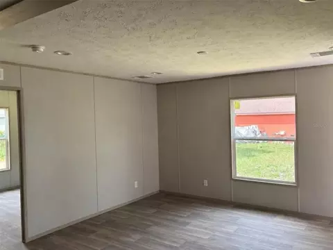 Living - 175 Smith St, Mulberry, FL 33860 photo 2 of 3