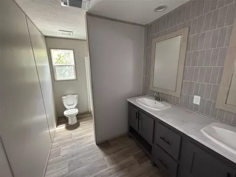 Bath - 175 Smith St, Mulberry, FL 33860 photo 3 of 7