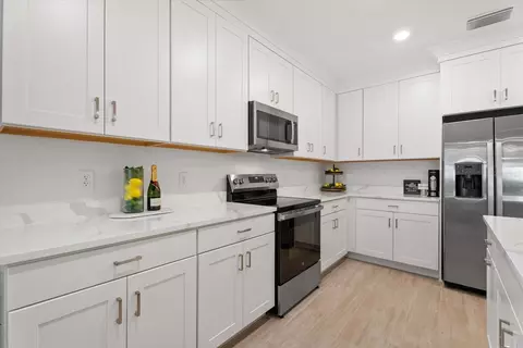 Kitchen - 10032 Last Light Gln, Parrish, FL 34219 photo 5 of 6