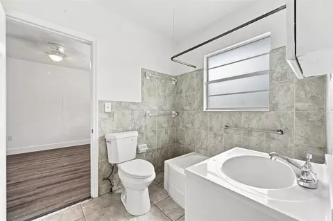 Bath - 2425 9th Ave E, Bradenton, FL 34208 photo 1 of 2