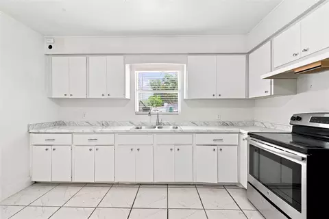 Kitchen - 2425 9th Ave E, Bradenton, FL 34208 photo 2 of 2