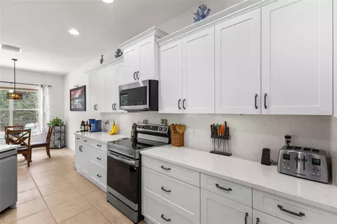 Kitchen - 11739 Fennemore Way, Parrish, FL 34219 photo 2 of 5