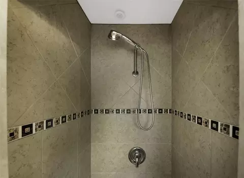 Bath - 2077 Druid Rd E, Clearwater, FL 33764 photo 2 of 10