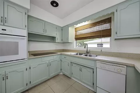 Kitchen - 2077 Druid Rd E, Clearwater, FL 33764 photo 6 of 6