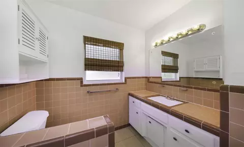 Bath - 2077 Druid Rd E, Clearwater, FL 33764 photo 7 of 10