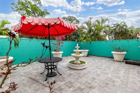 Exterior - 511 Lakeside Dr #511, Bradenton, FL 34210 photo 5 of 6