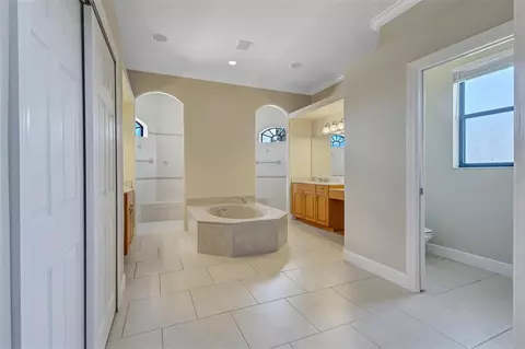 Bath - 1911 148th Ct E, Bradenton, FL 34212 photo 8 of 12