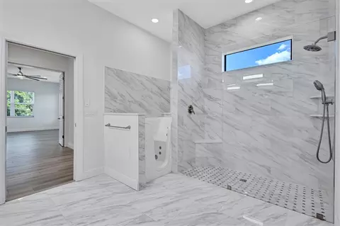 Bath - 1911 148th Ct E, Bradenton, FL 34212 photo 5 of 12