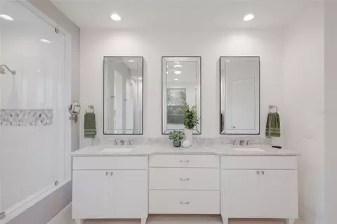 Bath - 11412 Harbourside Ln, Parrish, FL 34219 photo 2 of 5