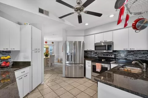 Kitchen - 3316 46th Plz E, Bradenton, FL 34203 photo 2 of 4